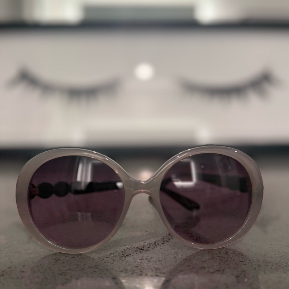 Chic Women's Sunglasses - Black and Gray